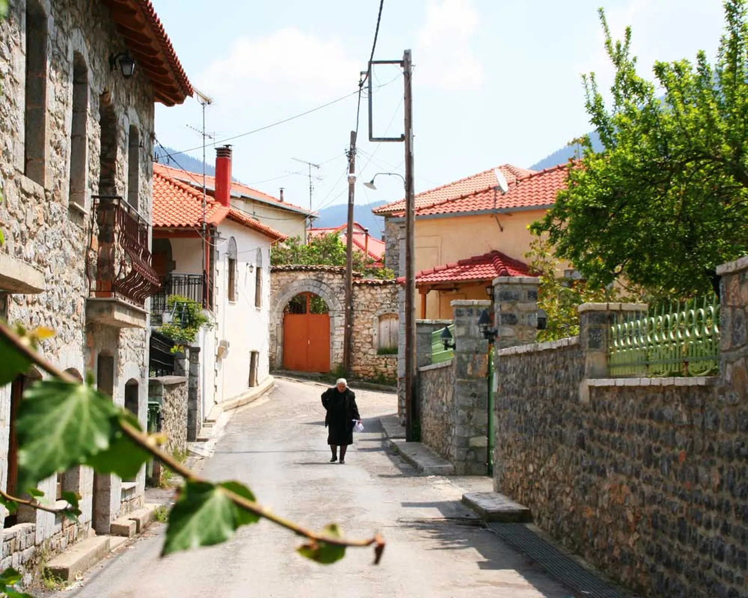 Πέτρινο σοκάκι της Βυτίνας με κεραμοσκεπή σπίτια